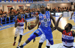sfida-all-ultimo-canestro-enel-brindisi-batte-la-dinamo-sassari-76-74