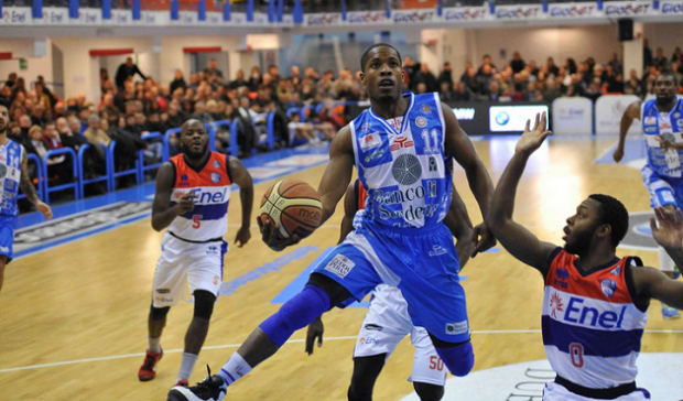 sfida-all-ultimo-canestro-enel-brindisi-batte-la-dinamo-sassari-76-74