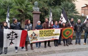 solidariet-and-agrave-per-kobane-sit-in-sotto-di-irs-sotto-la-statua-di-giovanni-maria-angioy