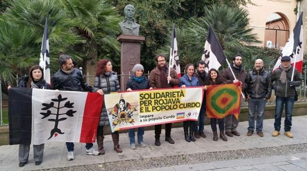 solidariet-and-agrave-per-kobane-sit-in-sotto-di-irs-sotto-la-statua-di-giovanni-maria-angioy