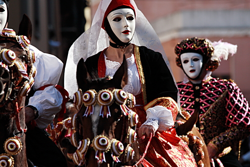 sartiglia-tutto-pronto-per-la-corsa-scuderie-aperte-al-pubblico