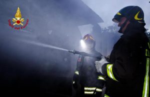 via-cadello-fuoco-nelle-notte-contro-un-chiosco-bar