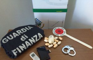 in-aeroporto-con-mezzo-chilo-di-cocaina-donna-arrestata-ad-alghero