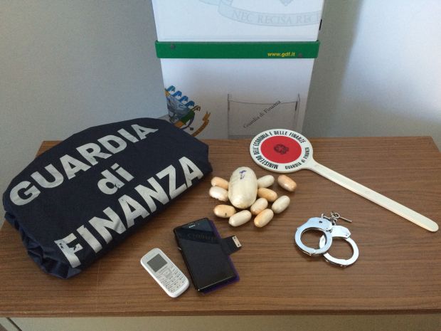 in-aeroporto-con-mezzo-chilo-di-cocaina-donna-arrestata-ad-alghero