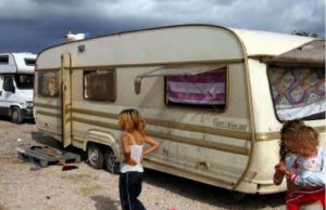 in-campo-rom-cento-roulotte-della-protezione-civile
