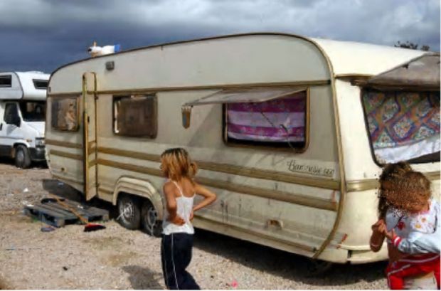 in-campo-rom-cento-roulotte-della-protezione-civile