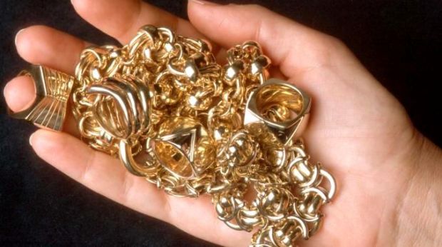 frequenta-casa-di-anziana-signora-e-le-ruba-i-gioielli-denunciata