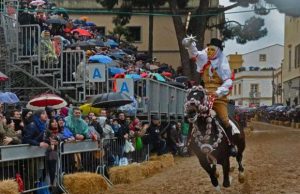 sartiglia-sotto-la-pioggia-19-stelle-centrate-grave-incidente-a-un-cavallo