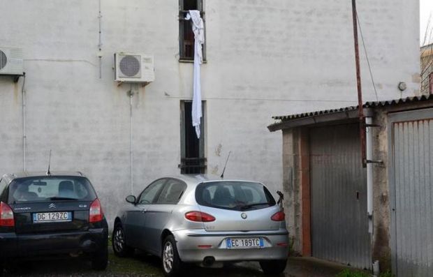 incendio-in-un-palazzo-rischio-morte-per-6-persone-giovane-si-cala-con-lenzuola