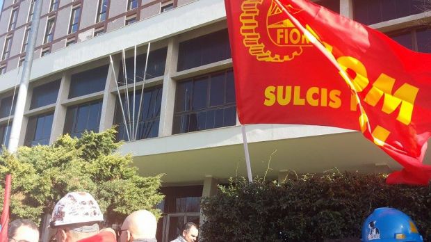 Alcoa alcoa-sit-in-in-viale-trento-and-ldquo-riprendere-manutenzioni-dello-smelter-and-rdquo