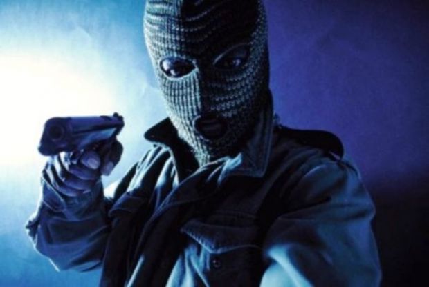 irruzione-con-mimetica-e-pistola-rapina-in-un-circolo-a-gonnesa