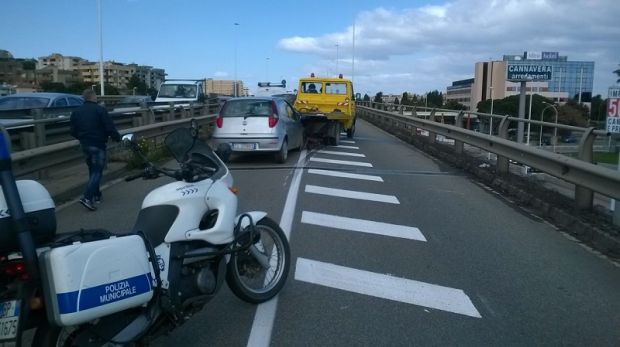 Maxi tamponamento sull’asse mediano: 4 mezzi coinvolti anche un taxi e un carro attrezzi maxi-tamponamento-sull-and-rsquo-asse-mediano-4-mezzi-coinvolti-anche-un-taxi-e-un-carro-attrezzi