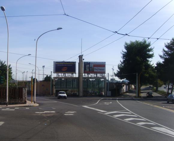 addio-ai-pini-davanti-all-and-rsquo-amsicora-luned-and-igrave-chiusa-una-corsia-di-viale-poetto