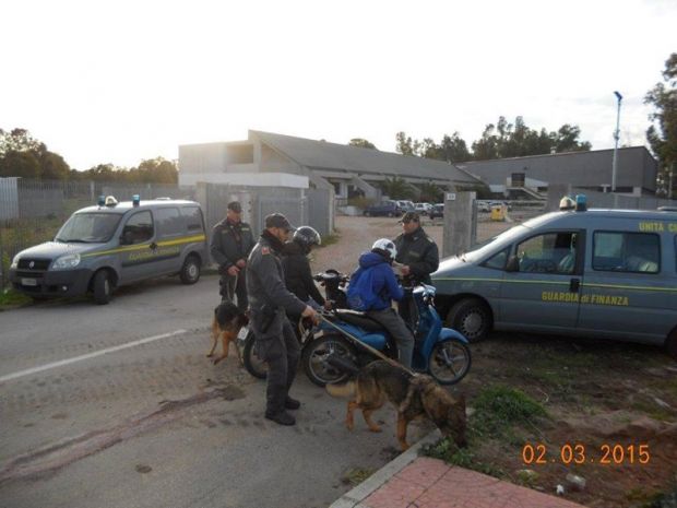 lotta-allo-spaccio-nelle-scuole-finanza-nelle-classi-coi-cani-antidroga