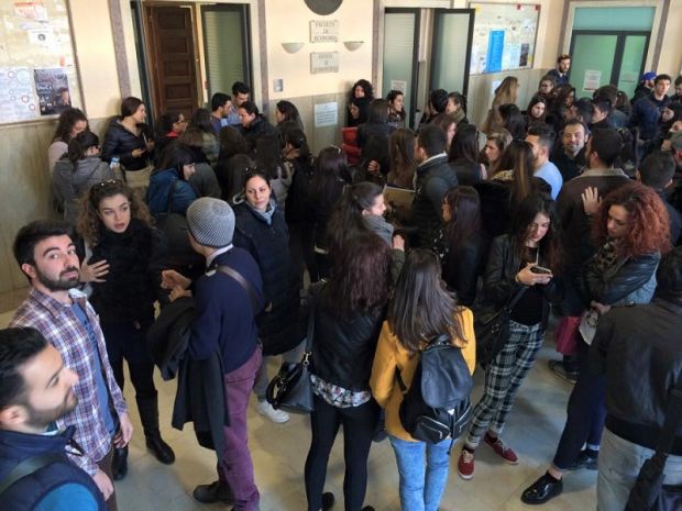 sit-in-davanti-alla-facolt-and-agrave-di-economia-and-ldquo-appelli-speciali-per-i-fuori-corso-and-rdquo