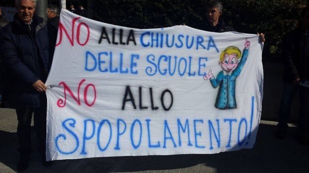 and-ldquo-la-scuola-non-si-tocca-and-rdquo-300-persone-in-viale-trento-contro-il-piano-di-dimensionamento