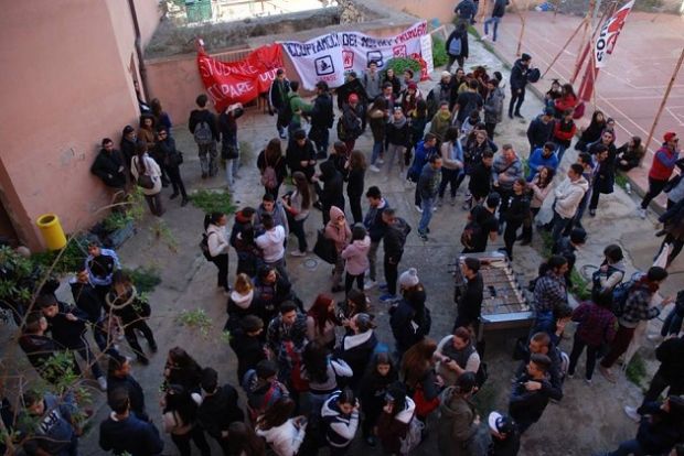 pro-salvini-and-laquo-sgomberate-la-scuola-occupata-and-raquo-studenti-and-laquo-non-c-entriamo-ma-solidariet-and-agrave-ai-compagni-and-raquo