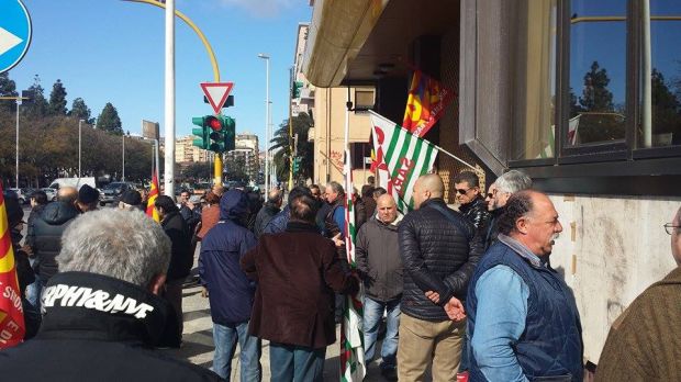 lavoratori-in-utilizzo-enti-pubblici-senza-stipendio-e-sussidio-protesta-in-assessorato