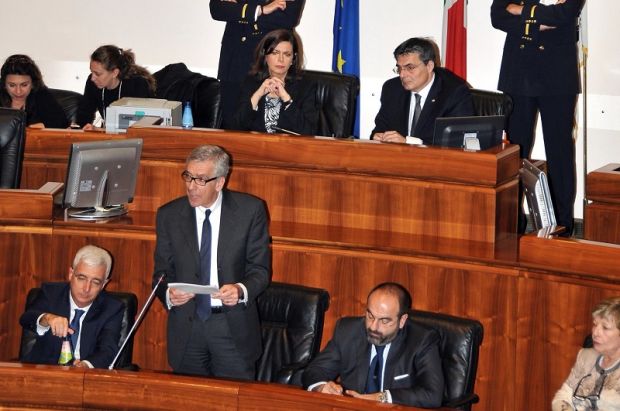 servit-and-ugrave-militari-vertenza-entrate-e-energia-frecciate-di-pigliaru-alla-boldrini