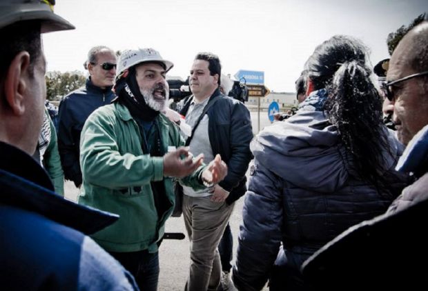 tensione-a-portovesme-operai-contestano-l-and-rsquo-europarlamentare-5stelle-moi-interviene-la-polizia