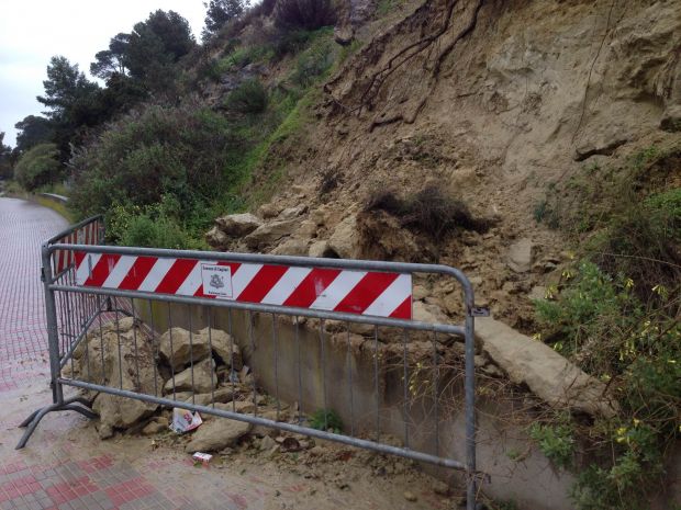 calamosca-e-monte-urpinu-massi-in-caduta-libera-sfiorata-una-studentessa