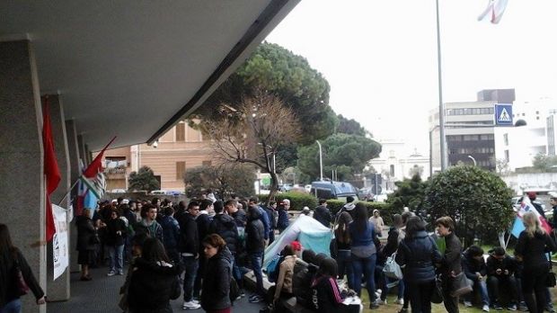 and-quot-no-all-accorpamento-and-quot-studenti-dell-atzeni-di-capoterra-protestano-con-chitarra-e-canti