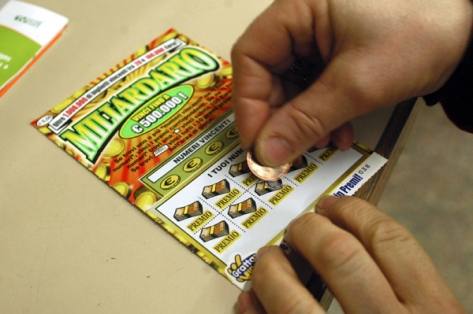 gratta-e-vinci-1-7-milioni-con-5-euro-and-ldquo-grazie-da-ex-famiglia-bisognosa-and-rdquo