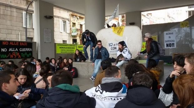 flash-mob-studenti-architettura-alghero-and-quot-fondi-per-vivere-and-quot-video