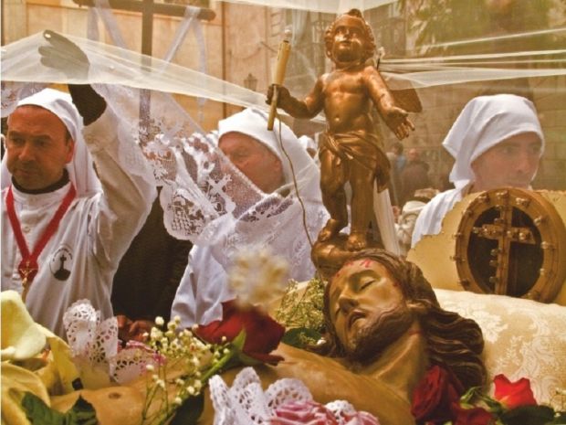 tra-religione-e-mistero-da-nord-al-sud-dell-and-rsquo-isola-i-riti-della-settimana-santa