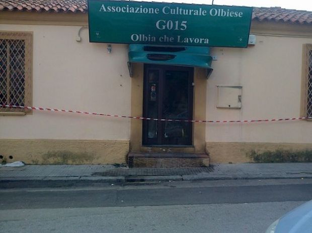 piazza-brigata-sassari-molotov-lanciata-contro-un-circolo-culturale