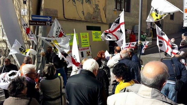 scorie-ministro-galletti-contestato-a-cagliari-and-ldquo-nessuna-decisione-presa-and-rdquo