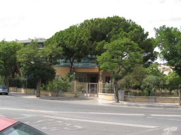 via-cagna-famiglia-di-sant-and-rsquo-elia-con-5-bimbi-occupa-la-villa-dell-and-rsquo-aeronautica