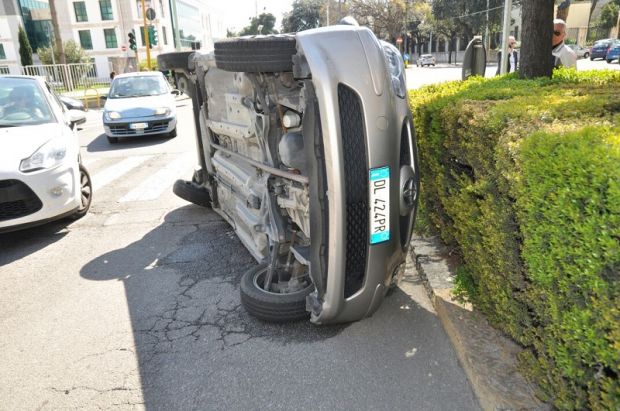 auto-si-ribalta-in-via-dante-due-feriti-coinvolto-un-minorenne