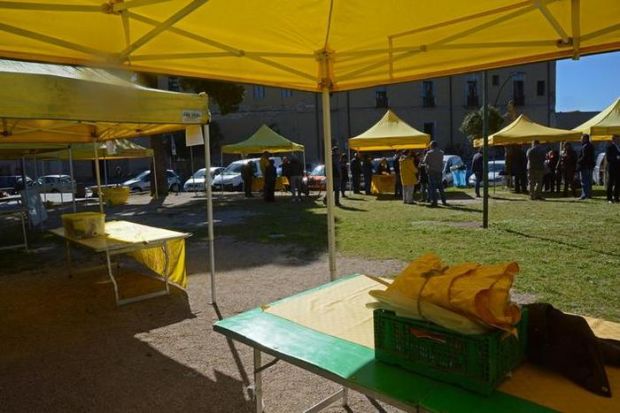 protesta-a-oristano-vuote-le-bancarelle-di-campagna-amica