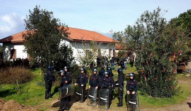 camion-di-mobili-e-provviste-per-famiglia-sfrattata-ad-arborea