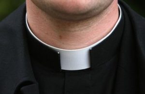 Ex parroco schiaffeggiò marito infedele: condannato celebra-messa-ma-non-and-egrave-prete-le-regole-della-chiesa-sul-sito-della-diocesi