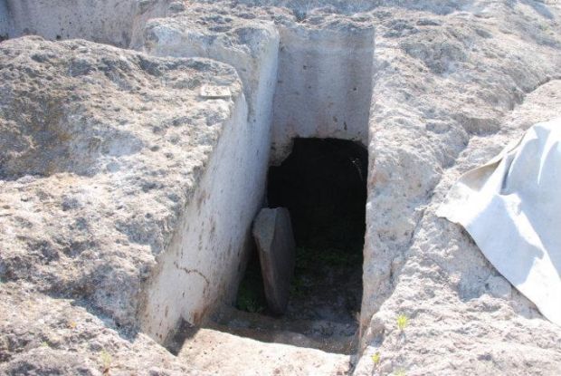 cade-una-strada-e-spunta-una-tomba-punica