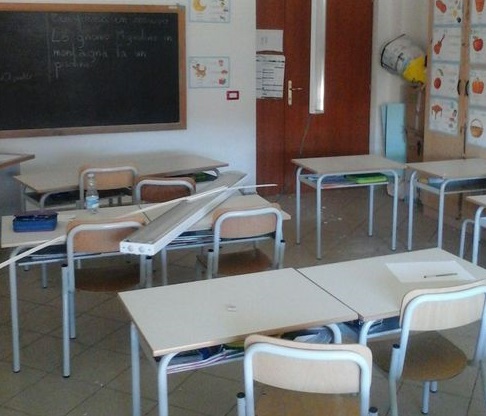 crollo-in-classe-lampade-piombano-sul-banco-davanti-ai-bimbi-e-alla-maestra