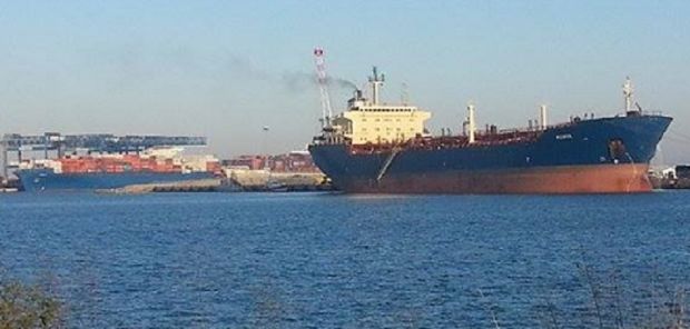 in-arrivo-in-citt-and-agrave-nave-petroliera-con-82-migranti-a-bordo