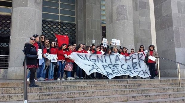 protesta-in-tribunale-precari-ministero-con-maschera-e-t-shirt