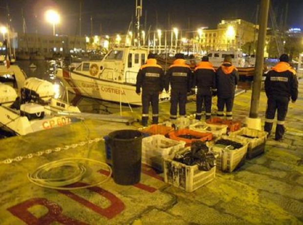 Pesca illegale pesca-illegale-sequestrati-7-mila-ricci-e-250-kg-di-tonno-al-porto