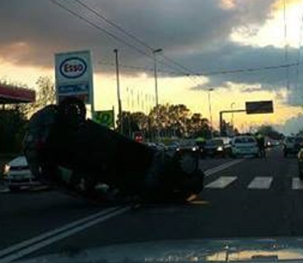 auto-ribaltata-il-viale-marconi-traffico-al-rallenty