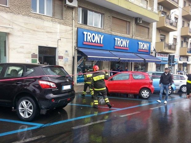 crolla-un-cornicione-paura-in-via-cocco-ortu