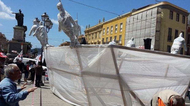 sa-die-sni-manifesta-in-piazza-yenne-and-ldquo-i-partiti-fantocci-nella-barca-che-affonda-and-quot