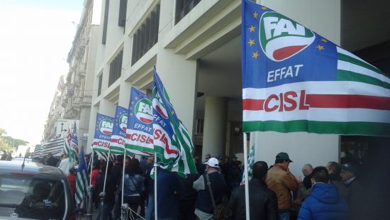 forestali-protesta-in-via-roma-and-ldquo-vogliamo-la-stabilizzazione-and-rdquo-foto