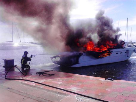 incendio-a-capitana-distrutto-uno-yacht