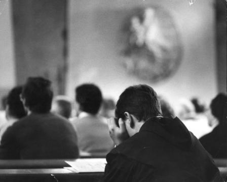 Via Dante via-dante-rapinatore-in-fuga-si-nasconde-in-chiesa-e-finge-di-pregare