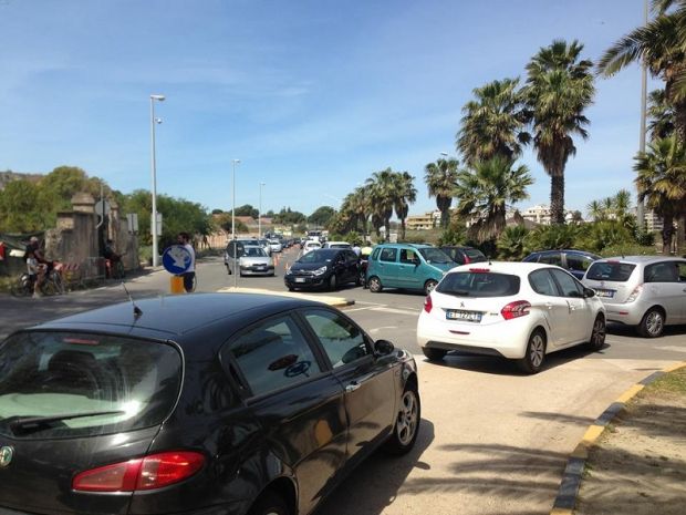 sardinia-half-triathlon-traffico-in-tilt-e-code-in-viale-poetto