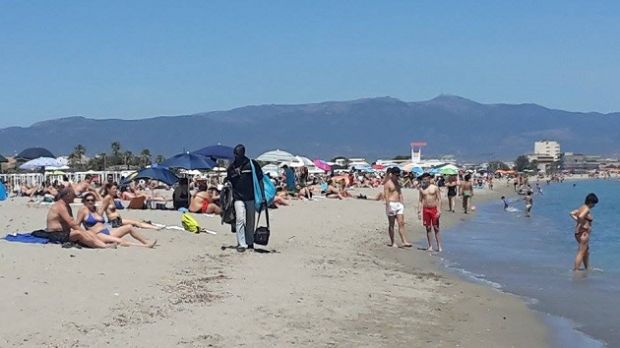 anticipo-d-estate-in-sardegna-spiagge-prese-d-assalto