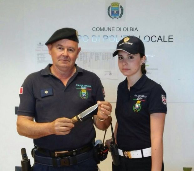 ubriaco-e-armato-di-coltello-semina-il-panico-in-un-parco